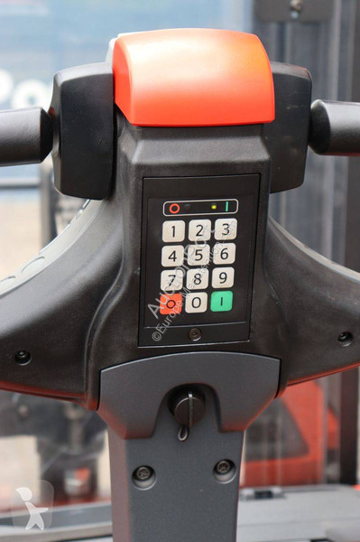 Teleskopický manipulátor BT SWE140L