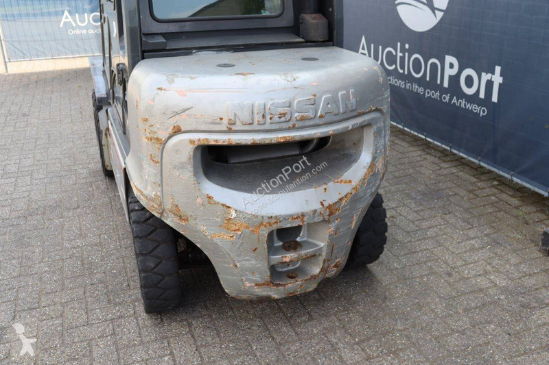 Nissan 30 Forklift