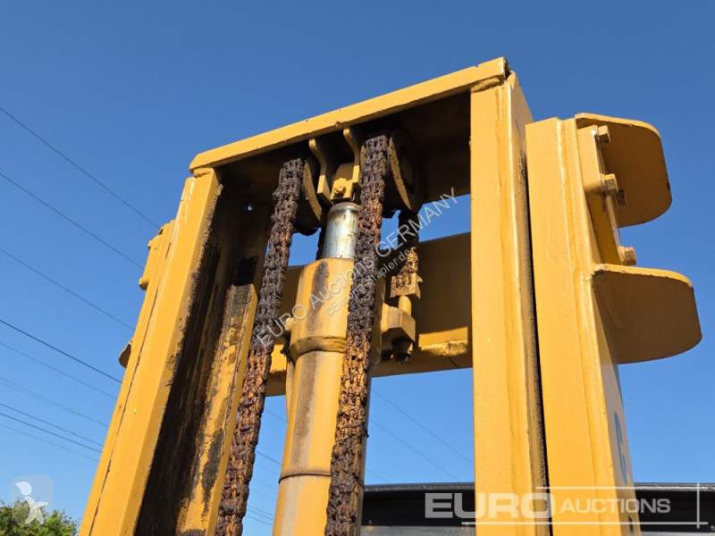 رافعة شوكية Caterpillar V130
