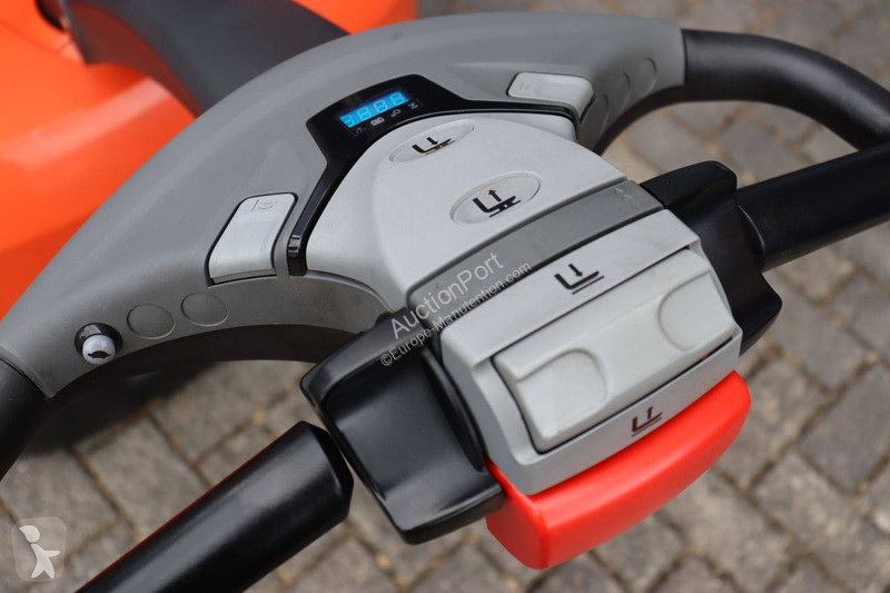 Teleskopický manipulátor BT SWE140L