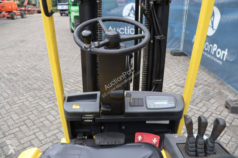 Hyster E3.00XM-847 Forklift