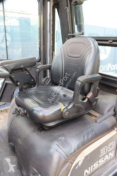 Nissan 30 Forklift
