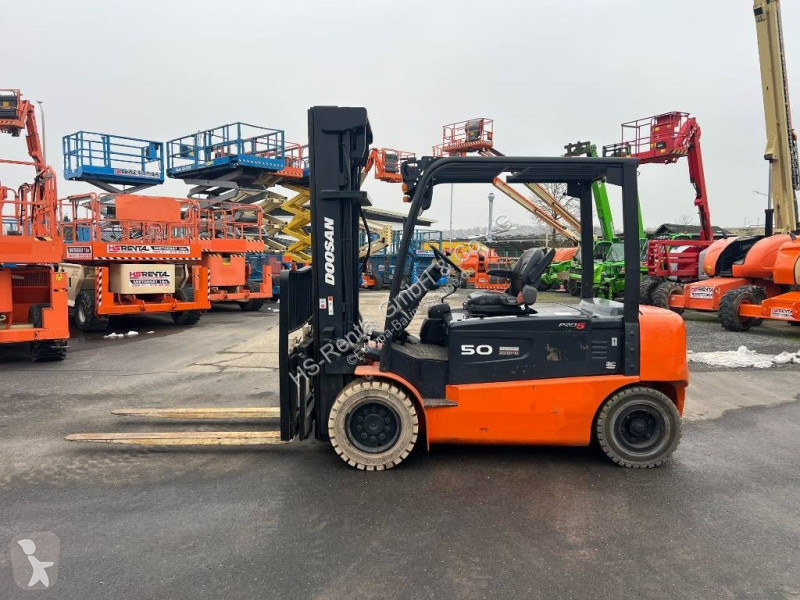 Teleskopický manipulátor Doosan B50X5 5T 6m...