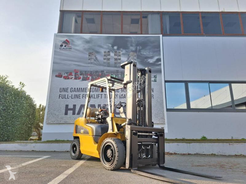 Teleskopický manipulátor Caterpillar GP30NT