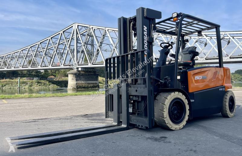 Teleskopický manipulátor Doosan B50X-7