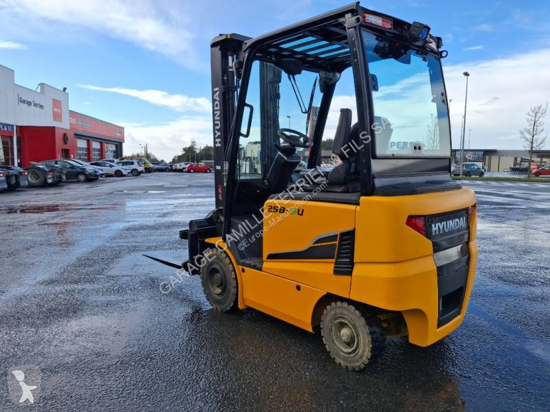 رافعة شوكية Hyundai 25B-9U