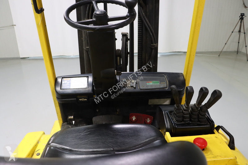 رافعة شوكية Hyster