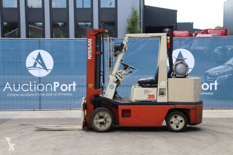 Teleskopický manipulátor Nissan KCUGH02F350
