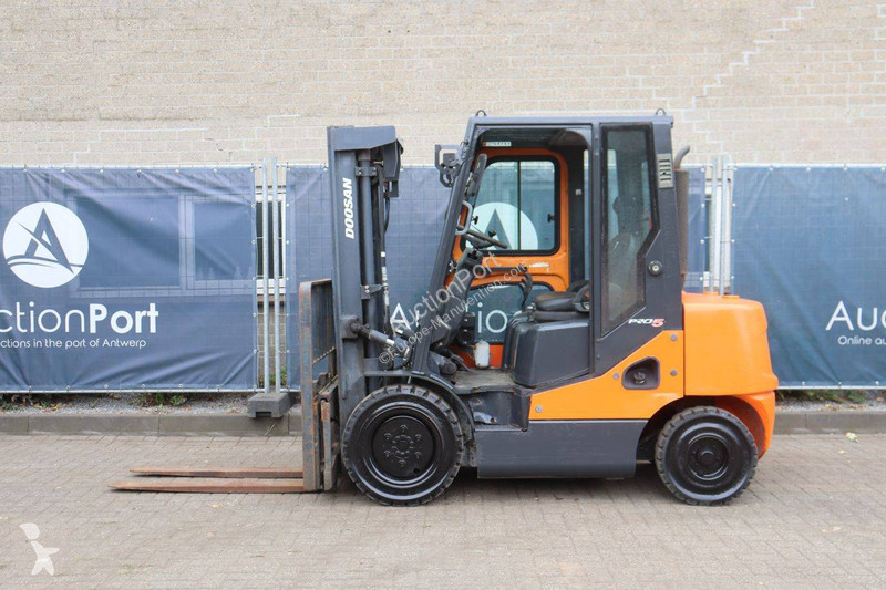 Teleskopický manipulátor Doosan D30S-5