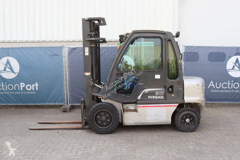 Nissan 30 Forklift