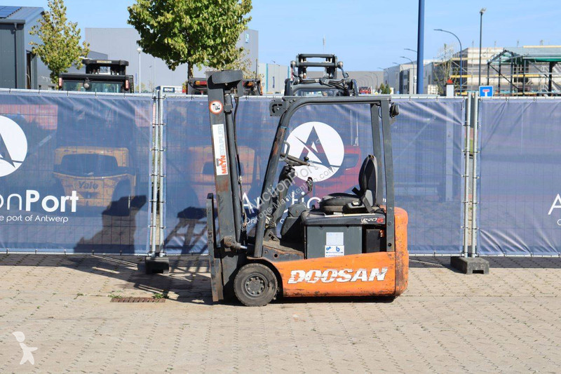 Empilhador elevador Doosan B15T-5