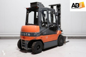 /25/2/7785849-chariot_electrique-toyota_th.jpg