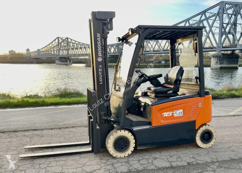 Teleskopický manipulátor Doosan B16X-7