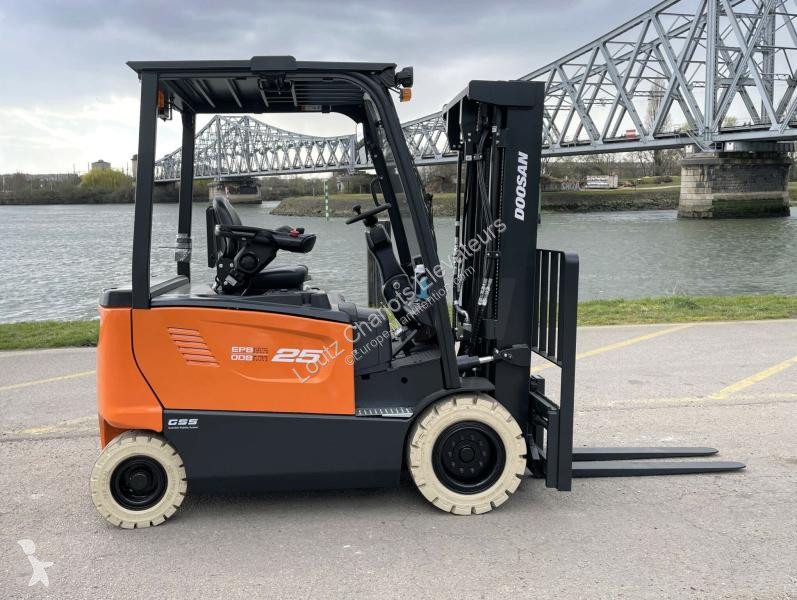 Teleskopický manipulátor Doosan B25X-7