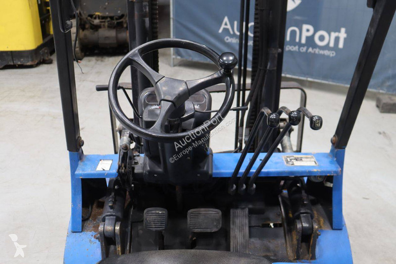 Teleskopický manipulátor Caterpillar DP25K