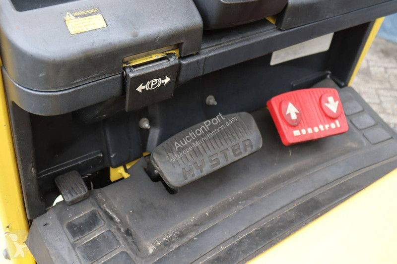 Hyster E3.00XM-847 Forklift