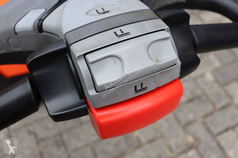 Teleskopický manipulátor BT SWE140L
