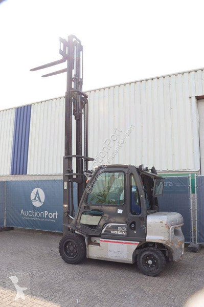 Nissan 30 Forklift