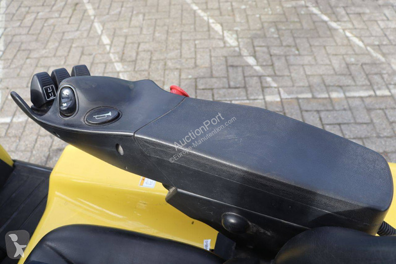 رافعة شوكية Hyster