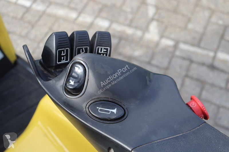 رافعة شوكية Hyster