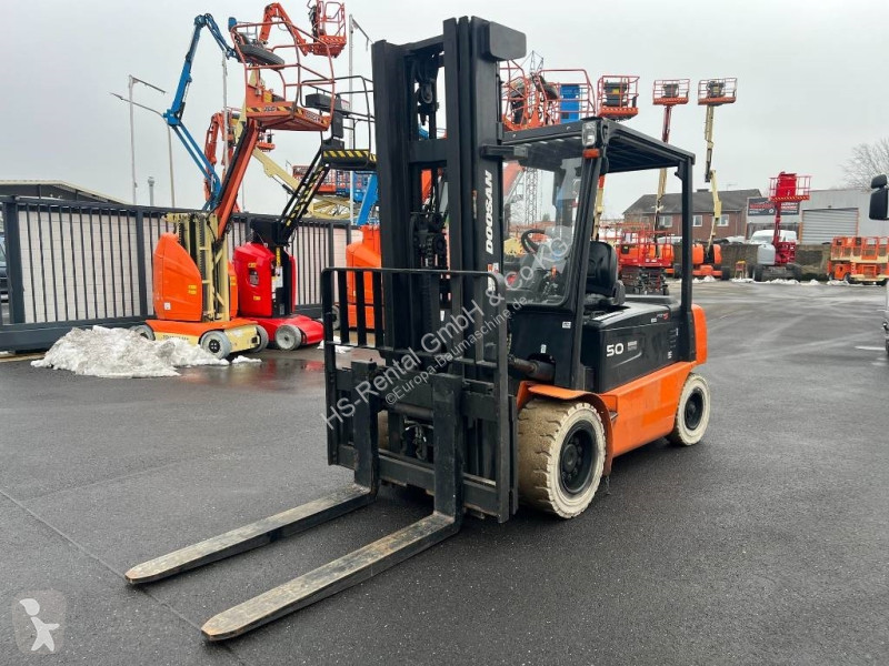 Teleskopický manipulátor Doosan B50X5 5T 6m...