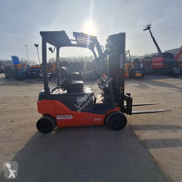 Teleskopický manipulátor Toyota 8FBM20T