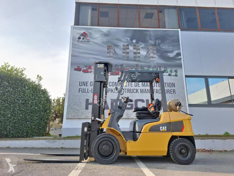 Teleskopický manipulátor Caterpillar GP30NT