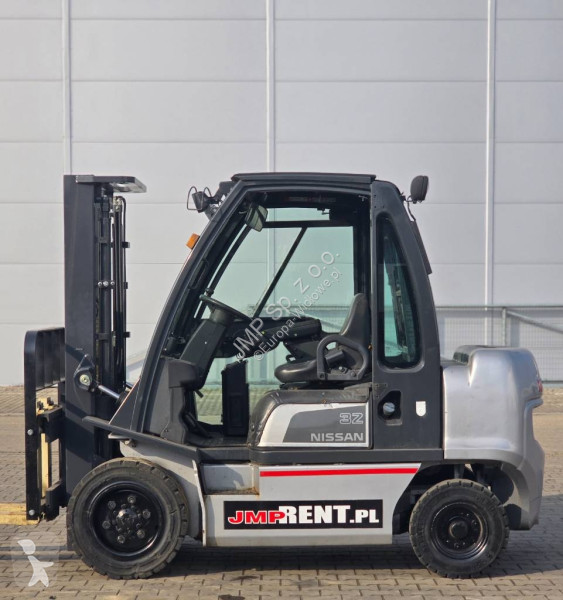 Teleskopický manipulátor Nissan FGD02 A 32 Q