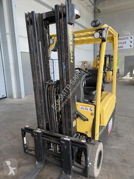 رافعة شوكية Hyster