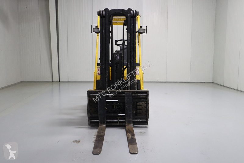 رافعة شوكية Hyster