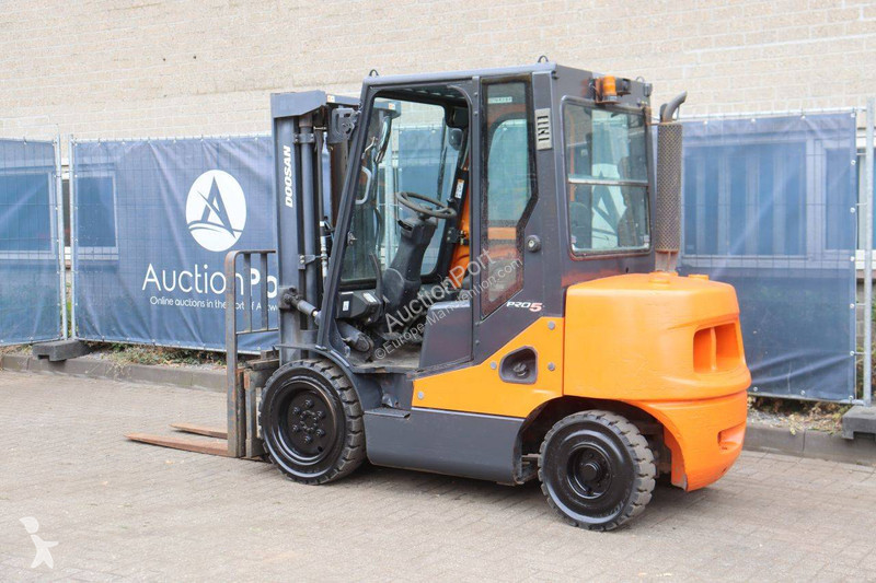 Teleskopický manipulátor Doosan D30S-5