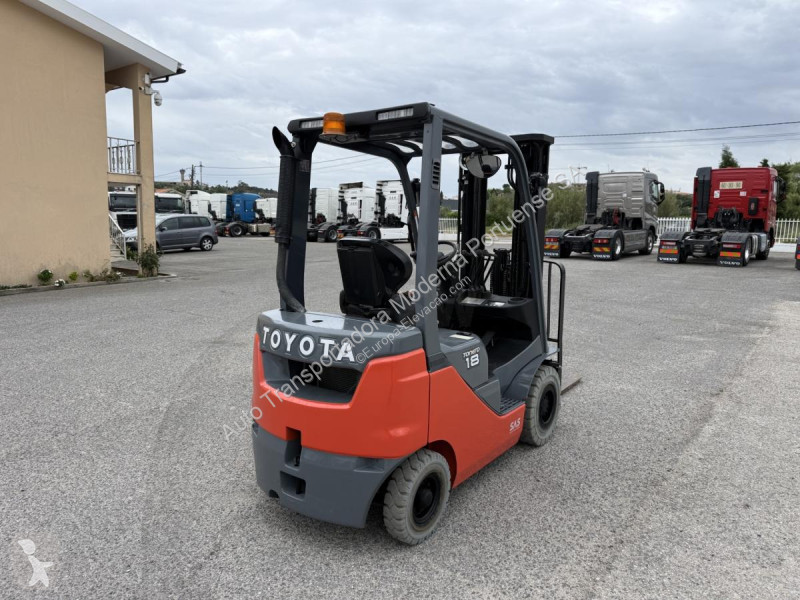 Teleskopický manipulátor Toyota  8 FDF 18