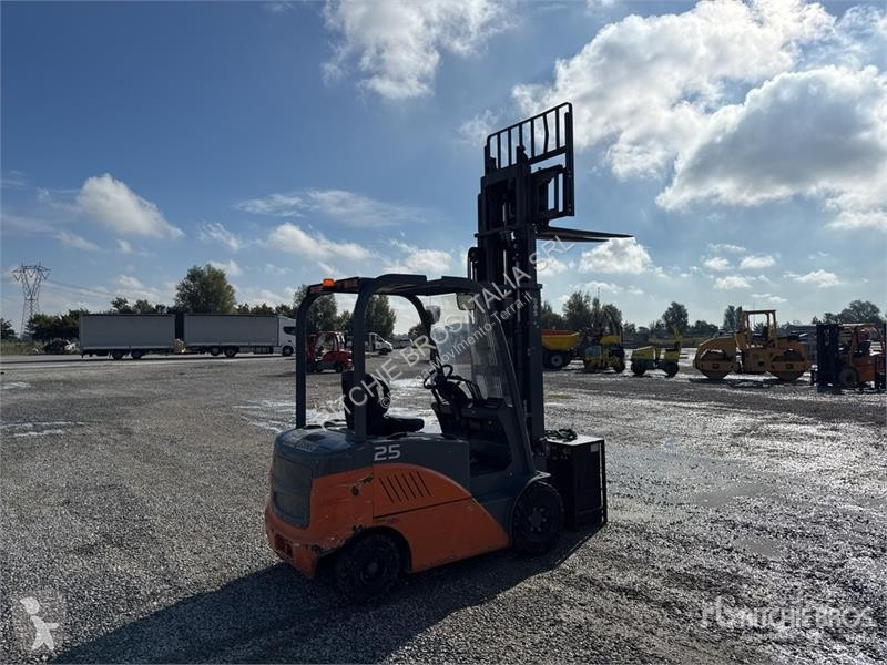 可升降式叉车  Eurocosmec CPD25F8 2500 kg Electric...