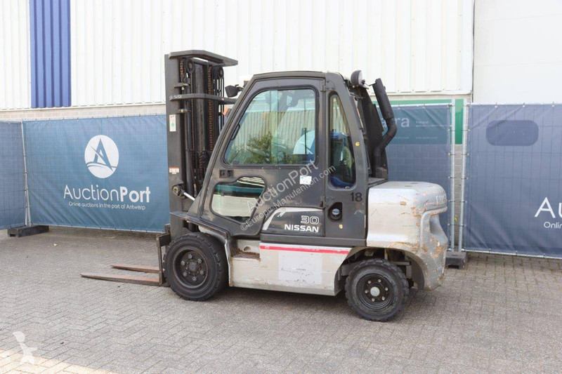 Nissan 30 Forklift
