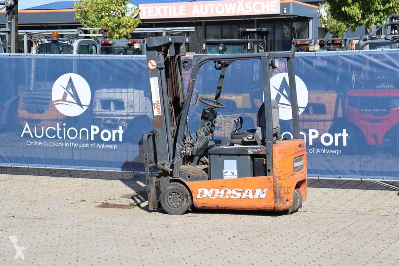 Empilhador elevador Doosan B15T-5