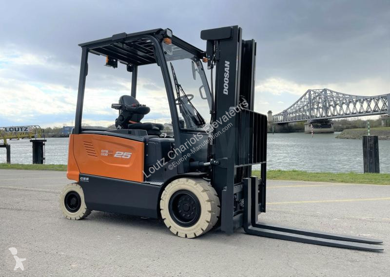 Teleskopický manipulátor Doosan B25X-7