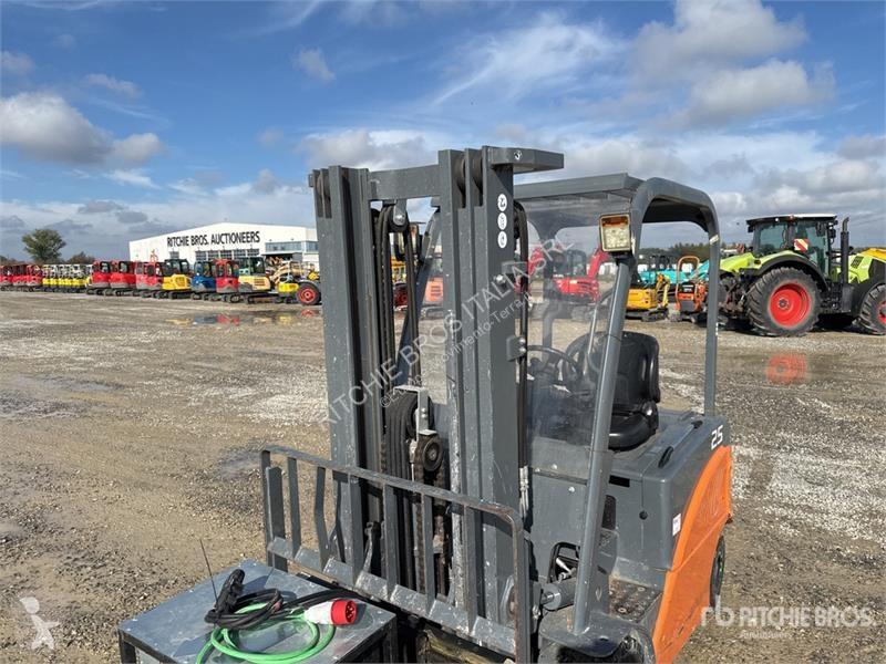 可升降式叉车  Eurocosmec CPD25F8 2500 kg Electric...