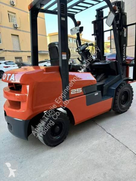 Vysokozdvižný vozík Toyota 2.5-Ton