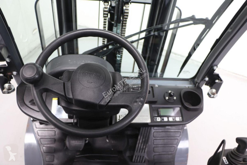 Кар Toyota  02-8FGF18