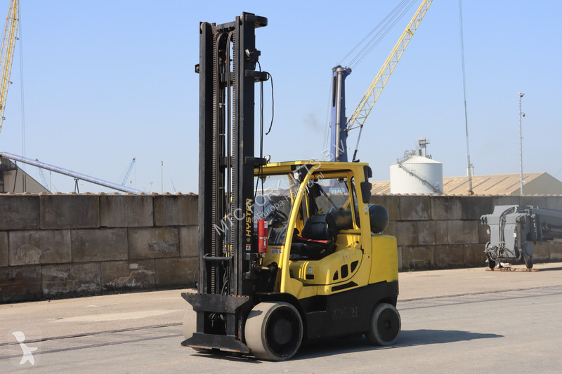 رافعة شوكية Hyster