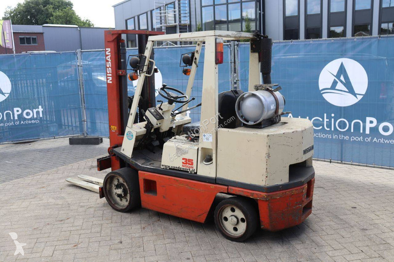Teleskopický manipulátor Nissan KCUGH02F350
