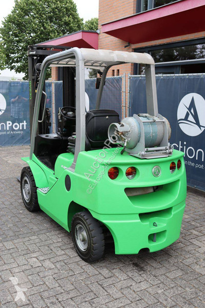 Chariot élévateur Cesab M325G