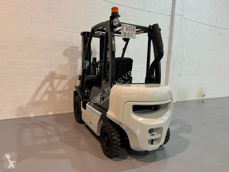 Teleskopický manipulátor Nissan FD02A25Q