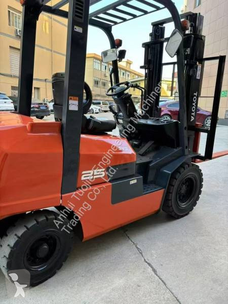 Vysokozdvižný vozík Toyota 2.5-Ton