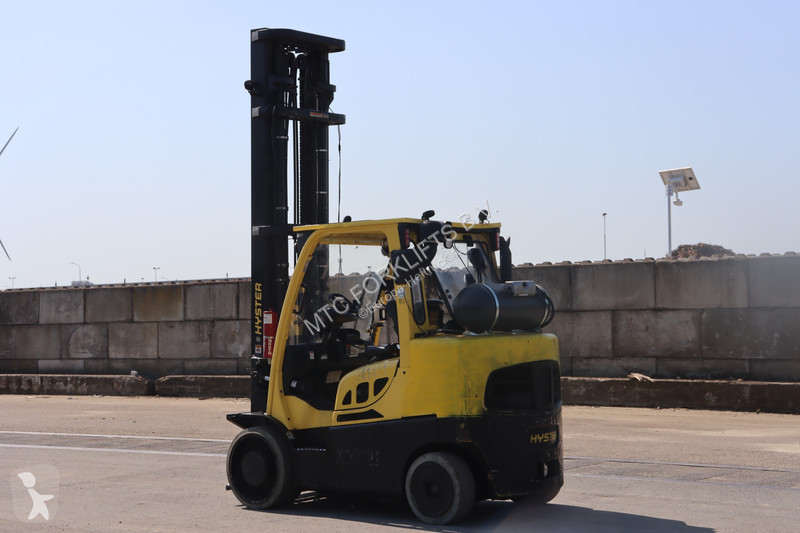 رافعة شوكية Hyster