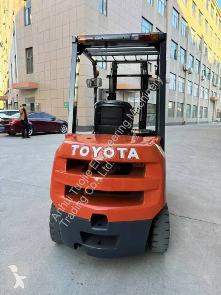 Vysokozdvižný vozík Toyota 2.5-Ton