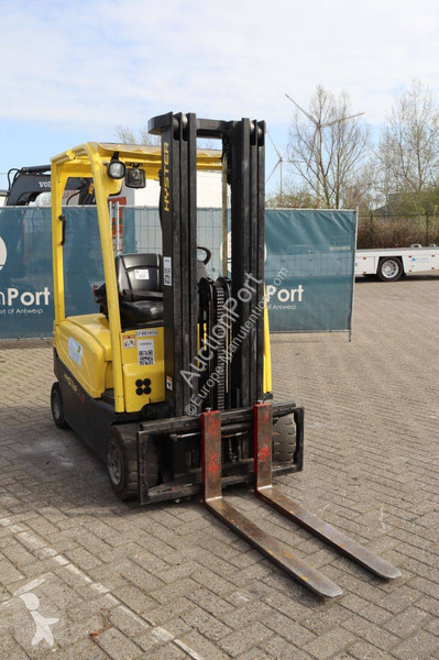 رافعة شوكية Hyster