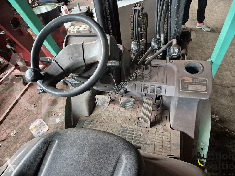 Empilhador elevador Mitsubishi YDM-KF18D