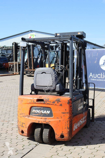Empilhador elevador Doosan B15T-5