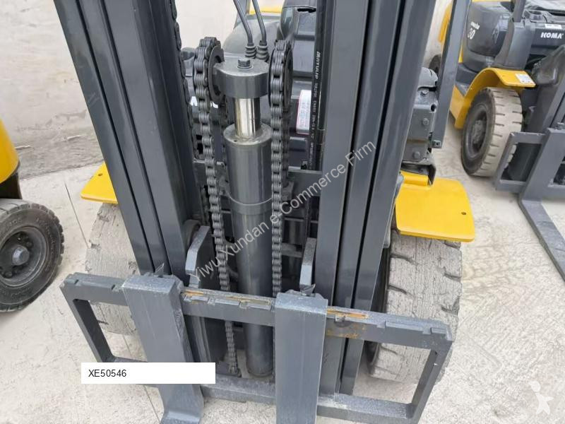 Teleskopický manipulátor Komatsu FD30